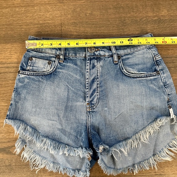 One Teaspoon Worn Out Hendrixe Outlaws Mid Length Denim Shorts-Size 26 - Picture 13 of 13